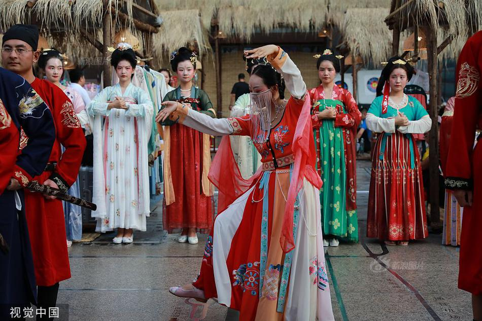 《长安十二时辰》带火大唐西市 汉服快闪"穿越"秀 - 上海元科科技有限